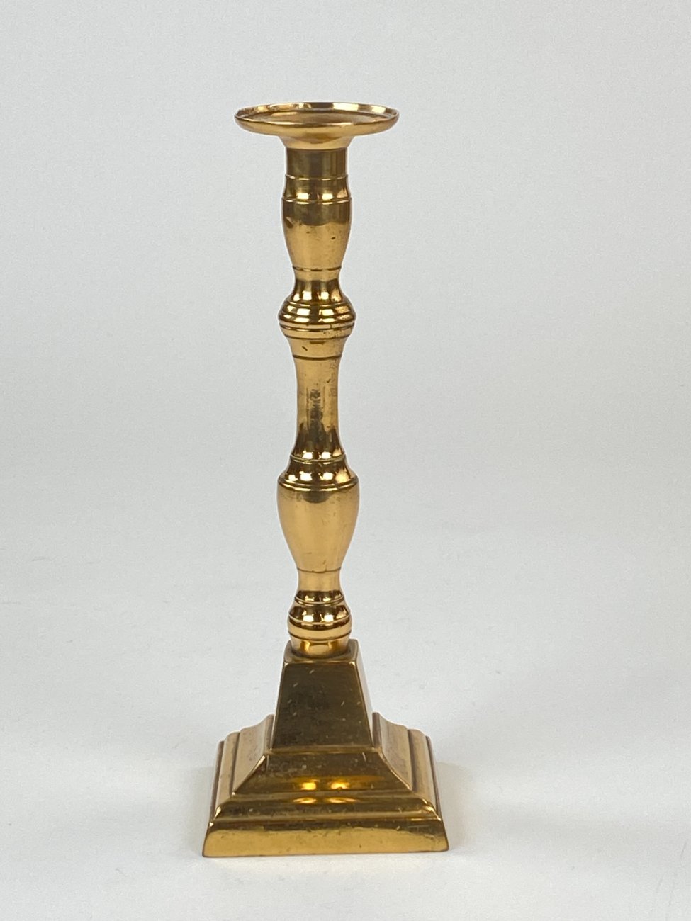 DN0098-zvakides-1 Žalvarinė žvakidė 8,5×8,5×24 cm