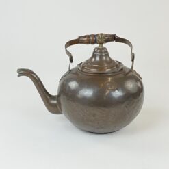 Dekoratyvinis žalvarinis arbatinukas medine rankena (3400 ml) 22x30x23,5 cm