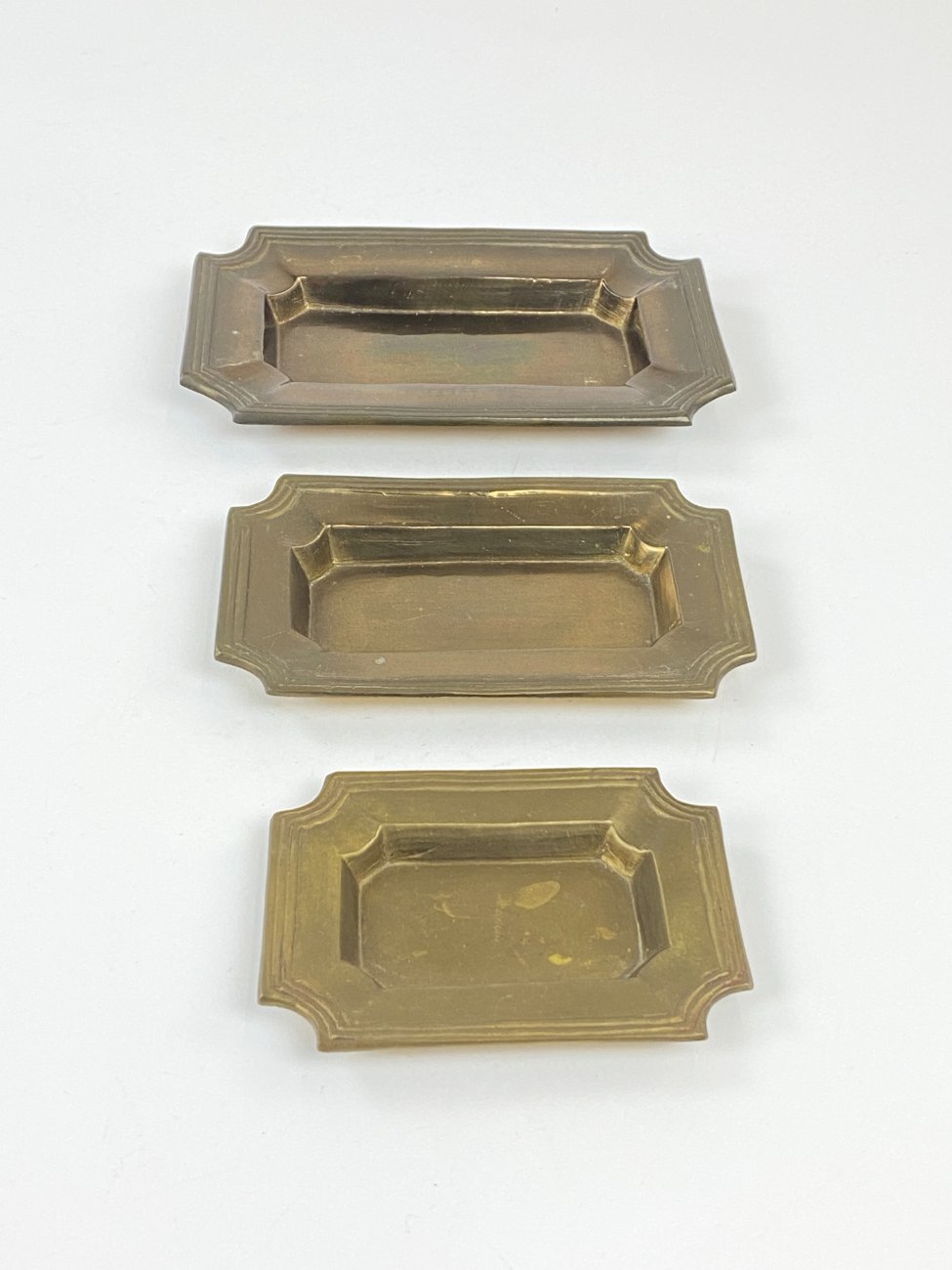 DN0109-lekstes-4 Žalvariniai padėklai 3 vnt. komplektas