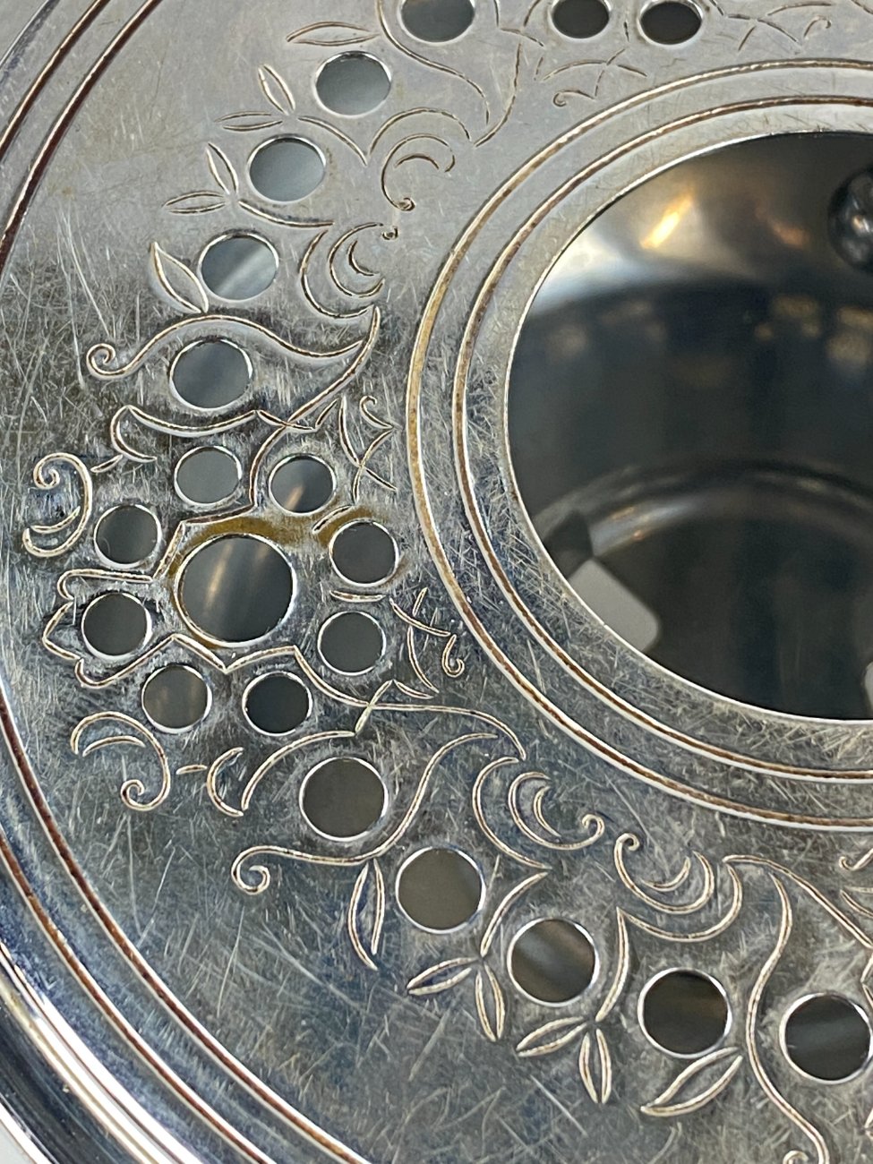 DN0123-stalo-reikmenys-10 Chromuoto žalvario “Nilsjohan” šildymo padėklas 14x17x7,5 cm