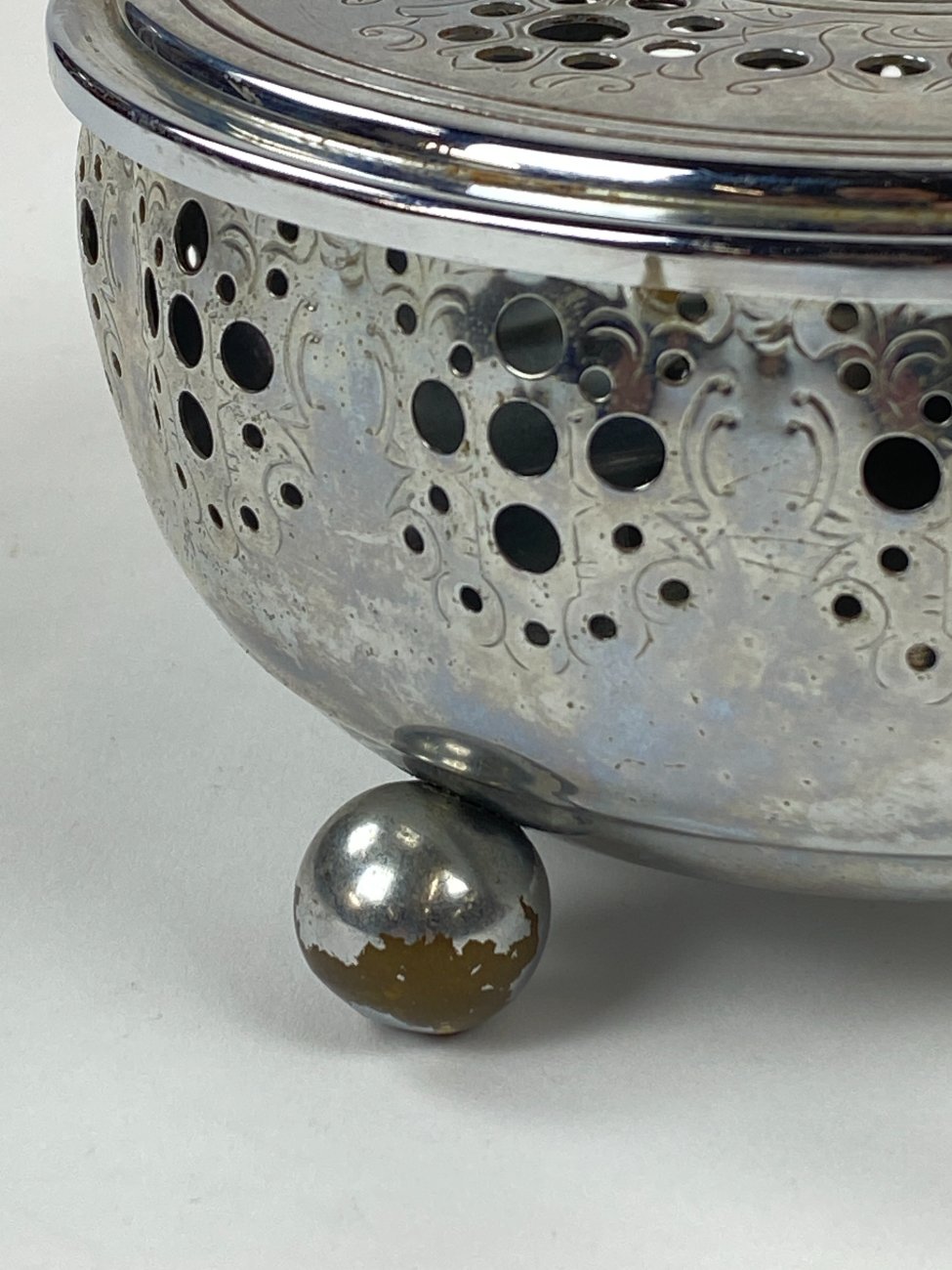 DN0123-stalo-reikmenys-11 Chromuoto žalvario “Nilsjohan” šildymo padėklas 14x17x7,5 cm