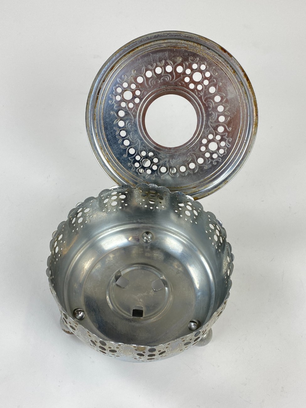 DN0123-stalo-reikmenys-6 Chromuoto žalvario “Nilsjohan” šildymo padėklas 14x17x7,5 cm