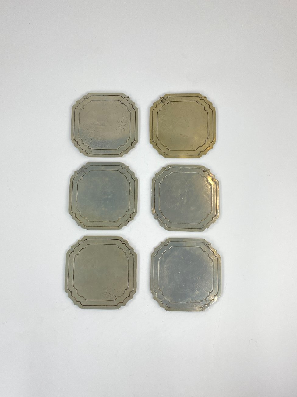 DN0124-padeklai-1 Alaviniai padėkliukai 6 vnt. komplektas 13,5×13,5×0,4 cm