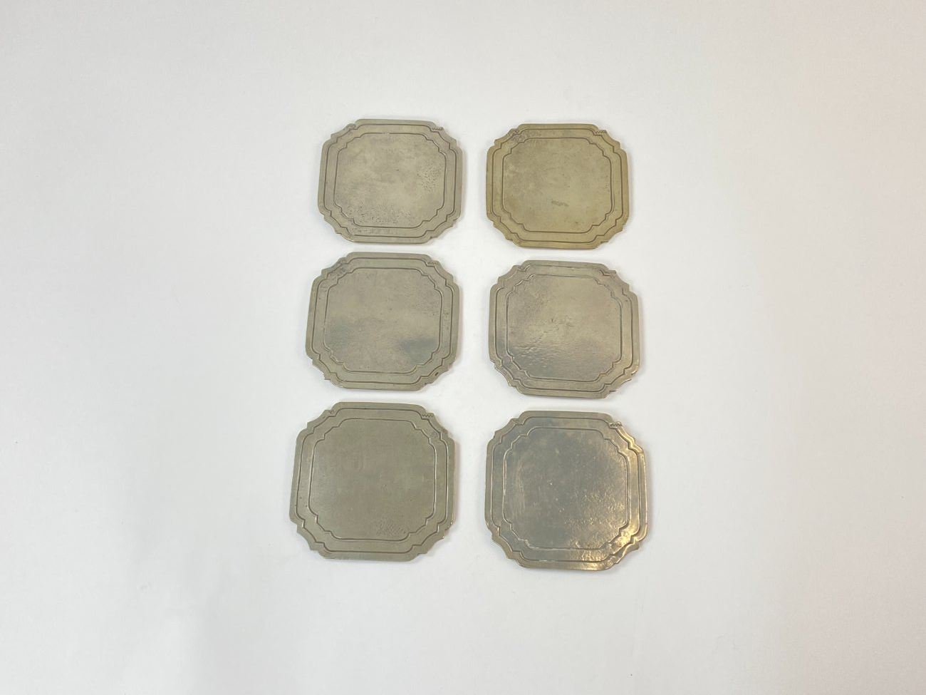 DN0124-padeklai-2 Alaviniai padėkliukai 6 vnt. komplektas 13,5×13,5×0,4 cm