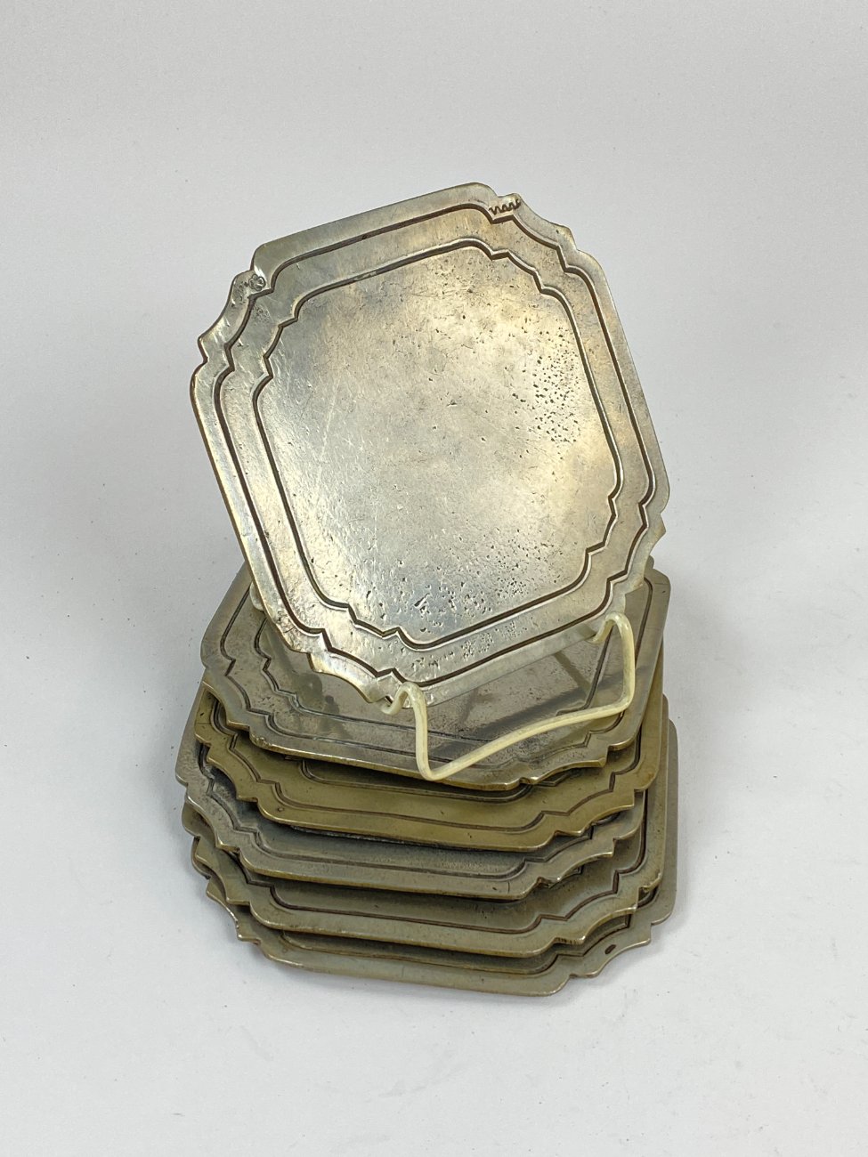 DN0124-padeklai-3 Alaviniai padėkliukai 6 vnt. komplektas 13,5×13,5×0,4 cm