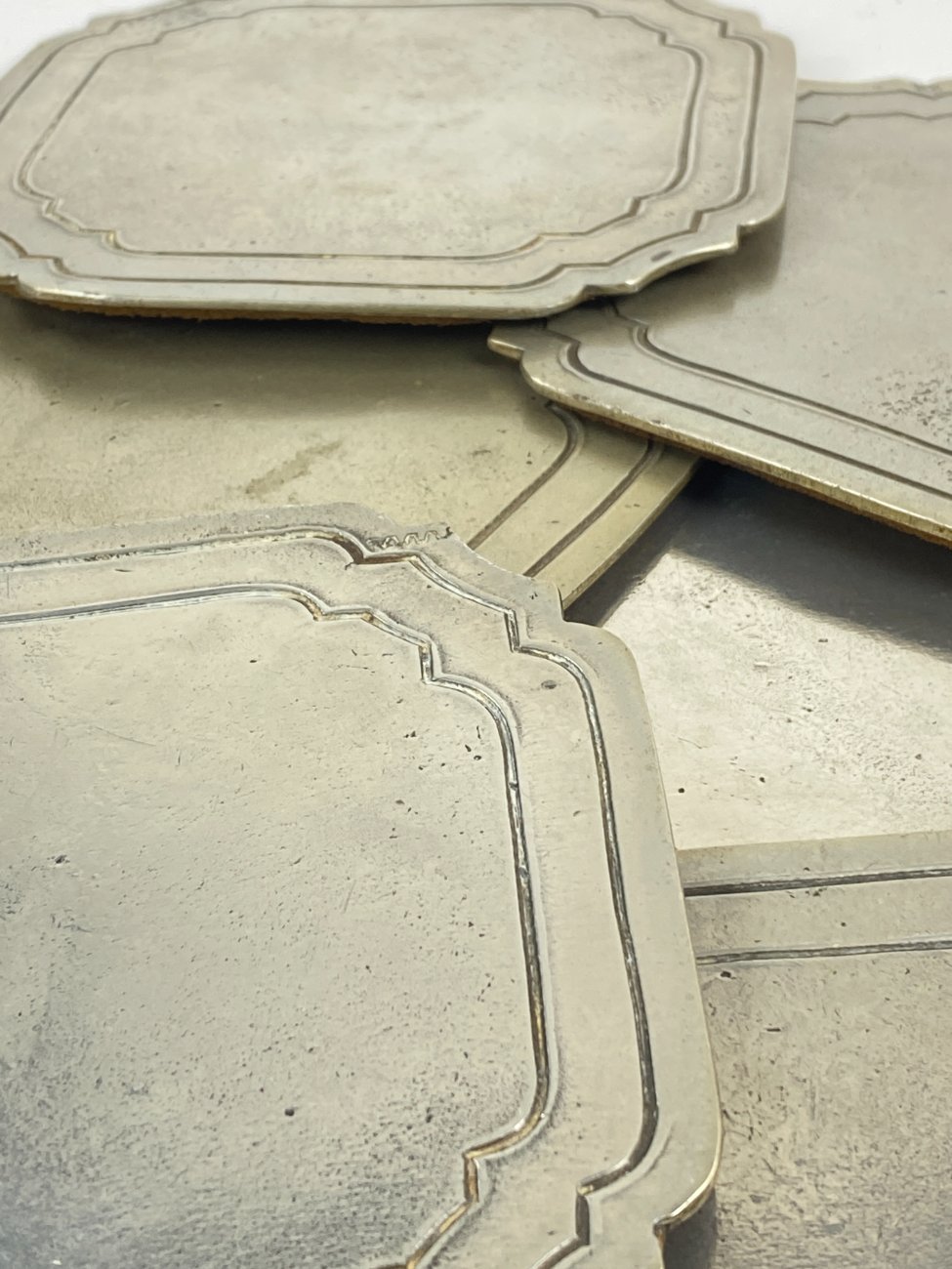 DN0124-padeklai-9 Alaviniai padėkliukai 6 vnt. komplektas 13,5×13,5×0,4 cm