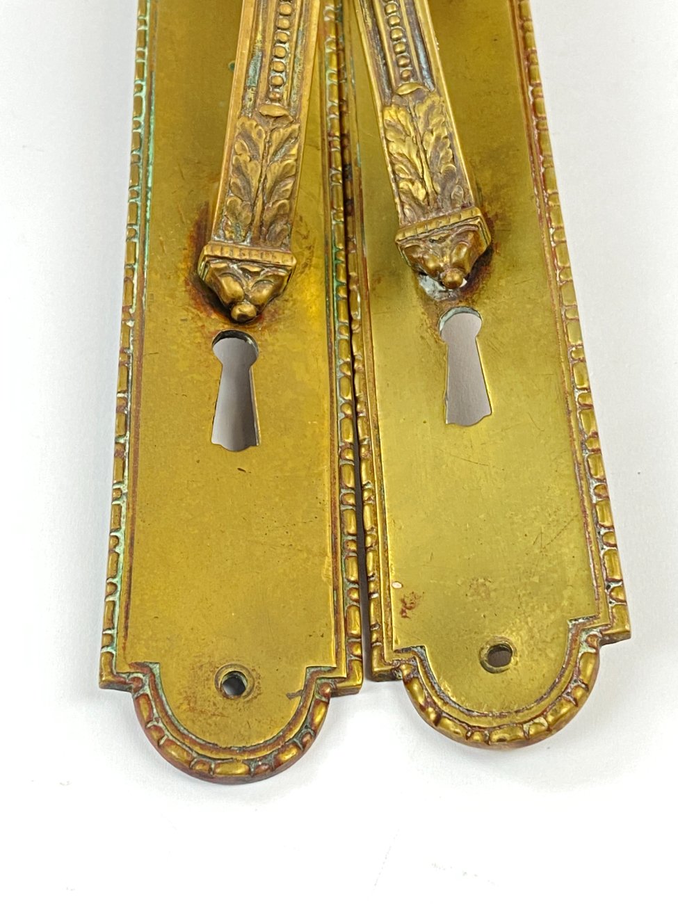 DN0133-raktai-spynos-uzraktai-10 Žalvarinės durų rankenos 2 vnt. komplektas 8,5×4,5×28 cm