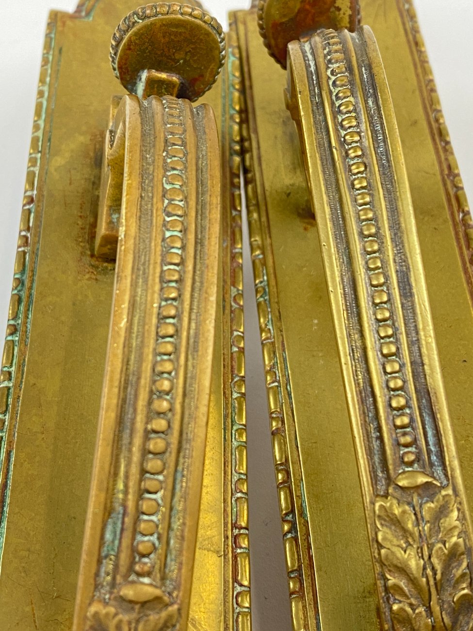 DN0133-raktai-spynos-uzraktai-11 Žalvarinės durų rankenos 2 vnt. komplektas 8,5×4,5×28 cm