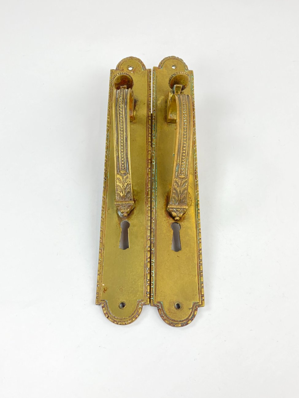 DN0133-raktai-spynos-uzraktai-2 Žalvarinės durų rankenos 2 vnt. komplektas 8,5×4,5×28 cm