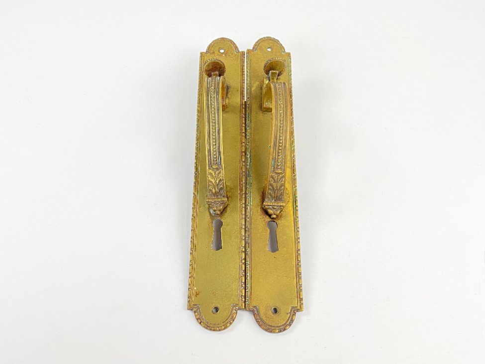 DN0133-raktai-spynos-uzraktai-3 Žalvarinės durų rankenos 2 vnt. komplektas 8,5×4,5×28 cm