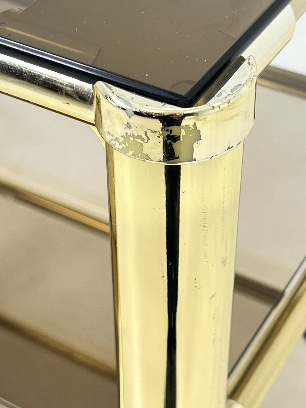 DN0140-lentynos-10 Metalinio rėmo lentyna su stiklo lentynomis ir ratukais 48x83x101 cm