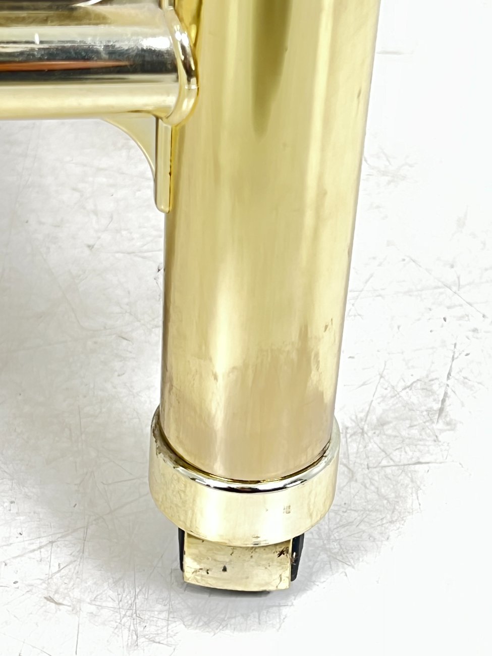 DN0140-lentynos-11 Metalinio rėmo lentyna su stiklo lentynomis ir ratukais 48x83x101 cm