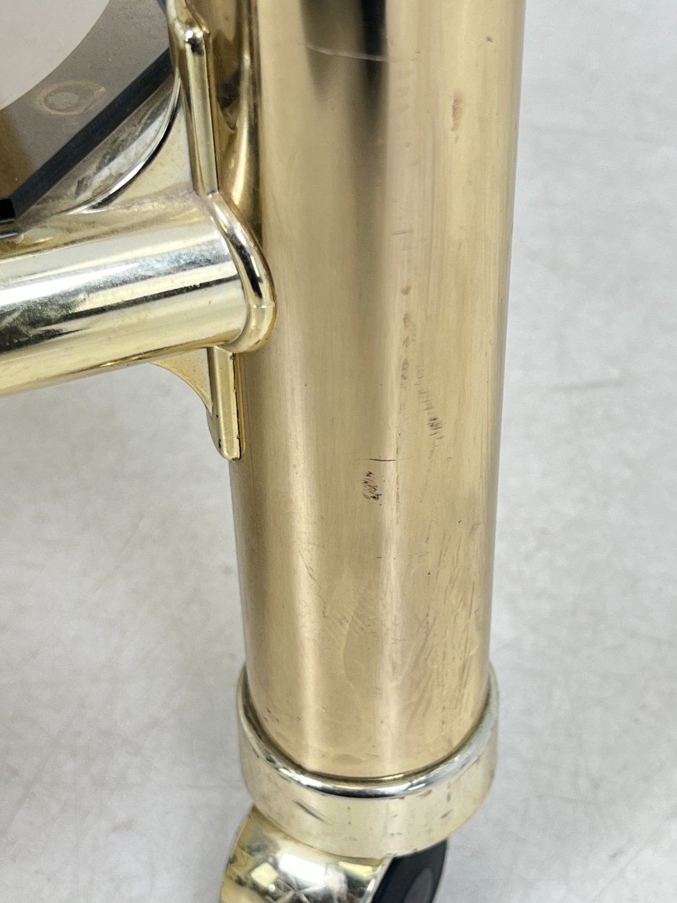 DN0140-lentynos-14 Metalinio rėmo lentyna su stiklo lentynomis ir ratukais 48x83x101 cm