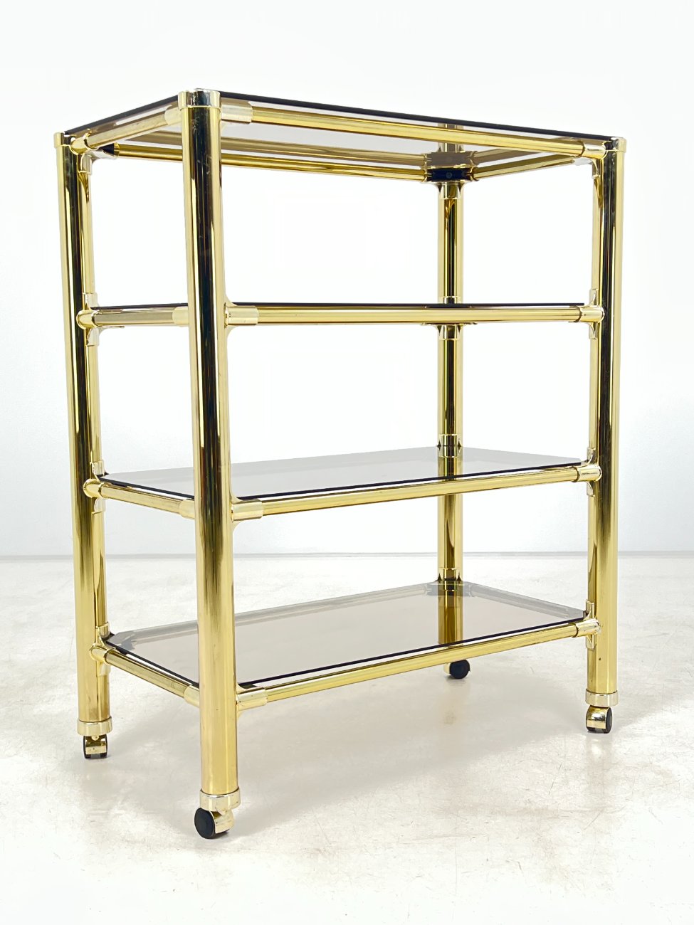 DN0140-lentynos-8 Metalinio rėmo lentyna su stiklo lentynomis ir ratukais 48x83x101 cm