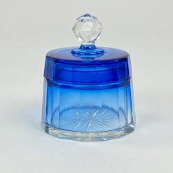 Melsvos spalvos stiklinis kosmetinis indelis su dangteliu 8,5×8,5×10 cm