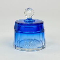 Melsvos spalvos stiklinis kosmetinis indelis su dangteliu 8,5×8,5×10 cm