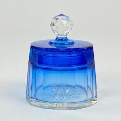 Melsvos spalvos stiklinis kosmetinis indelis su dangteliu 8,5×8,5×10 cm