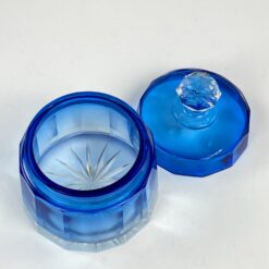 Melsvos spalvos stiklinis kosmetinis indelis su dangteliu 8,5×8,5×10 cm