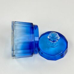 Melsvos spalvos stiklinis kosmetinis indelis su dangteliu 8,5×8,5×10 cm