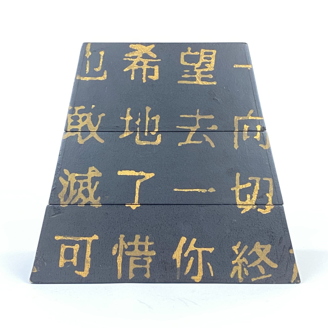 DN0154-dezutes-0 Piramidės formos rytietiška medinė dėžutė 12,5x24x22 cm