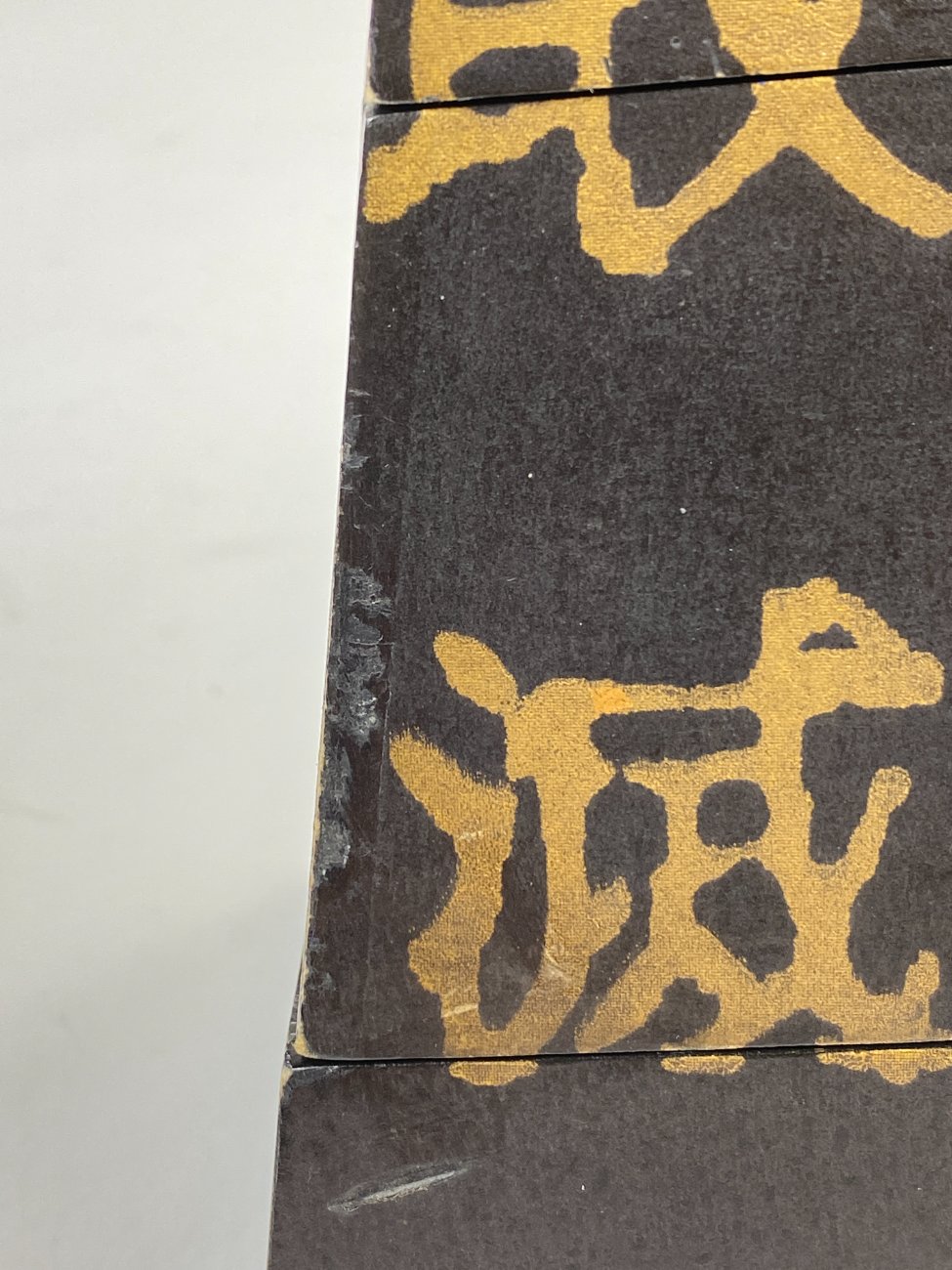 DN0154-dezutes-14 Piramidės formos rytietiška medinė dėžutė 12,5x24x22 cm