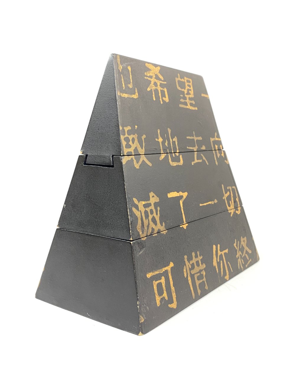 DN0154-dezutes-4 Piramidės formos rytietiška medinė dėžutė 12,5x24x22 cm