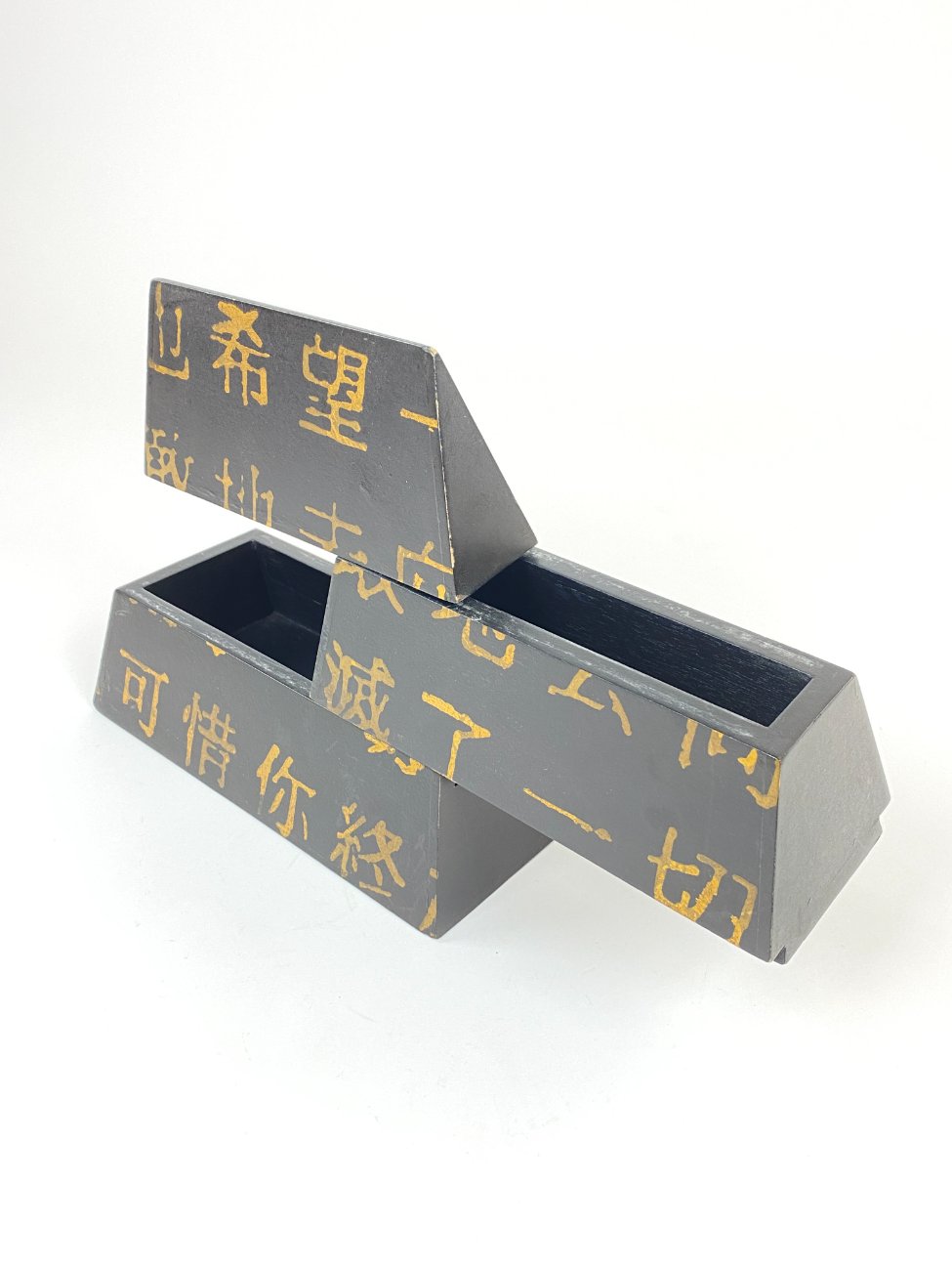 DN0154-dezutes-7 Piramidės formos rytietiška medinė dėžutė 12,5x24x22 cm