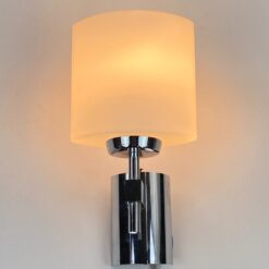 Chromuoto metalo sieninis šviestuvas baltu stiklo gaubtu 10,5x12x23,5 cm