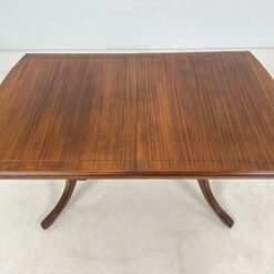 Raudonmedžio išskleidžiamas valgomojo stalas 80×130,5(+34)x76 cm