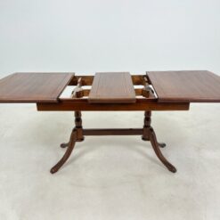 Raudonmedžio išskleidžiamas valgomojo stalas 80×130,5(+34)x76 cm