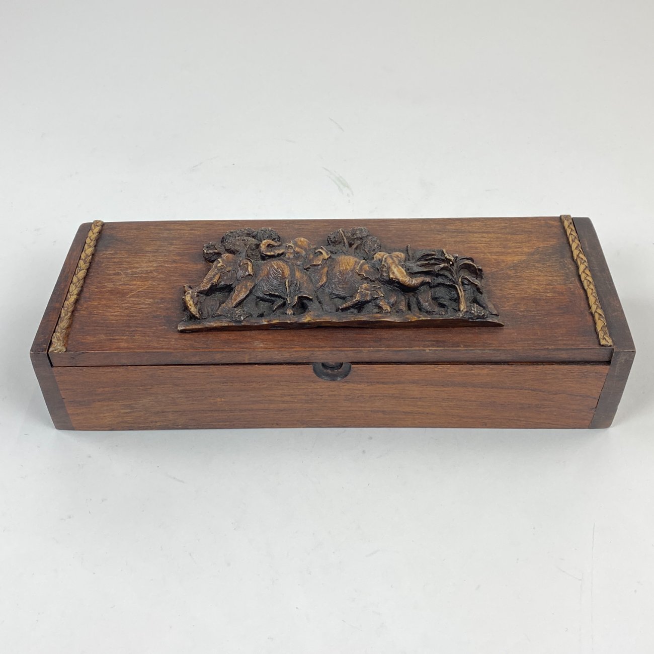 DN0159-dezutes-0 Medinė dėžutė su dramblių atvaizdu 10x29x7,5 cm