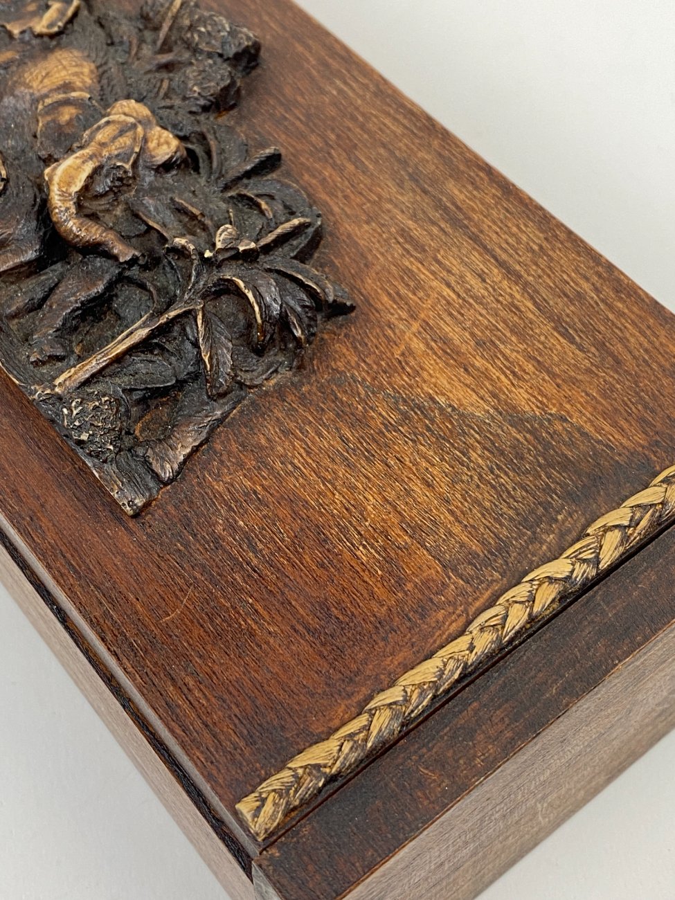 DN0159-dezutes-13 Medinė dėžutė su dramblių atvaizdu 10x29x7,5 cm