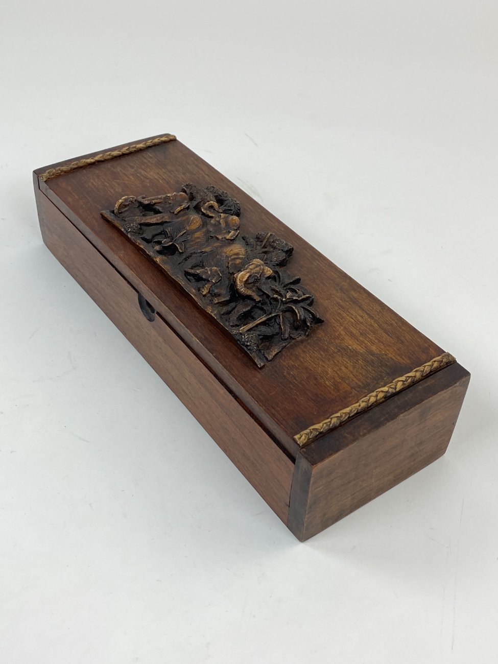 DN0159-dezutes-4 Medinė dėžutė su dramblių atvaizdu 10x29x7,5 cm