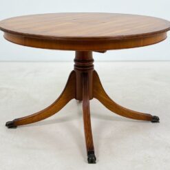 Apvalus riešutmedžio valgomojo stalas 110x110x73 cm