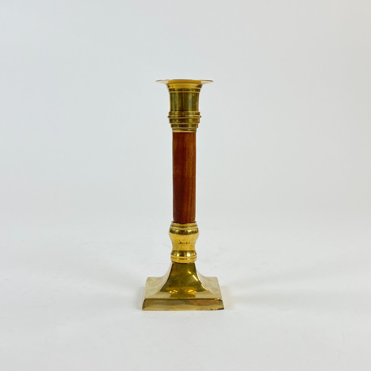 DN0164-zvakides-0 Žvakidė iš žalvario ir medžio 7x7x18,5 cm