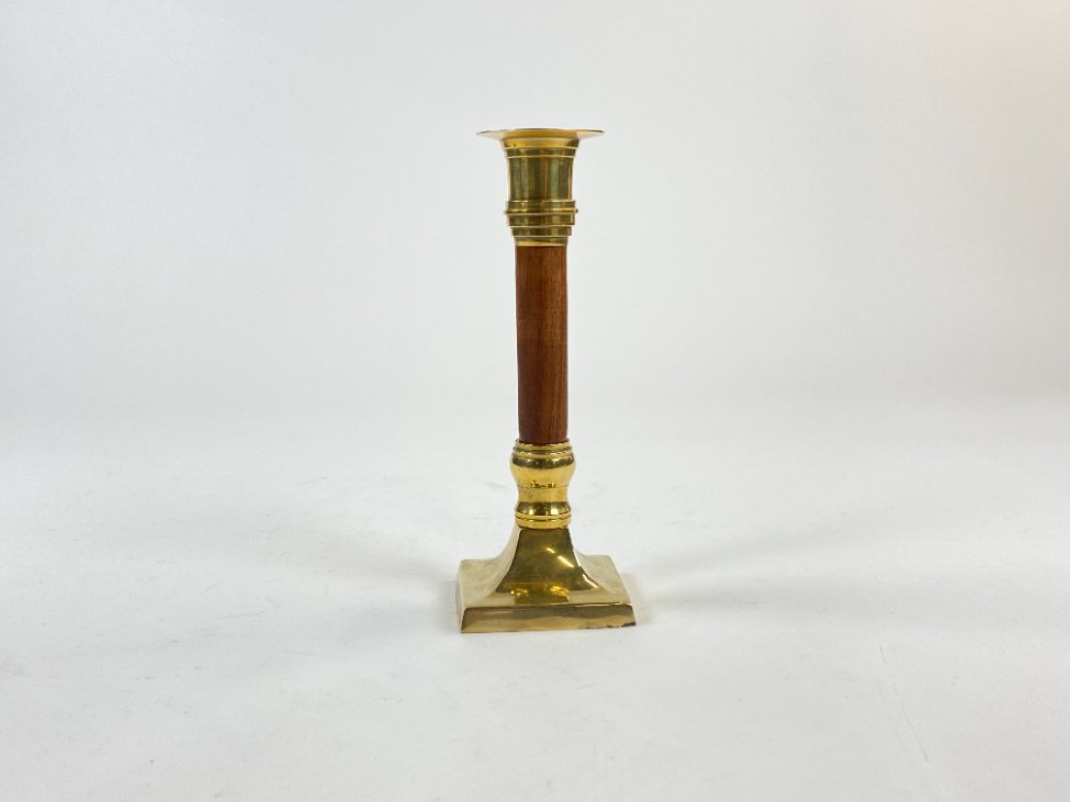 DN0164-zvakides-2 Žvakidė iš žalvario ir medžio 7x7x18,5 cm