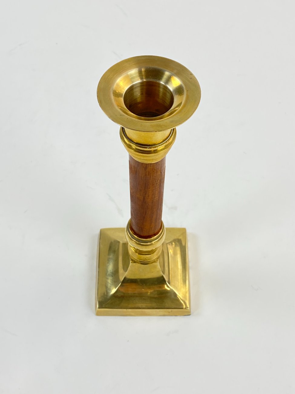 DN0164-zvakides-3 Žvakidė iš žalvario ir medžio 7x7x18,5 cm