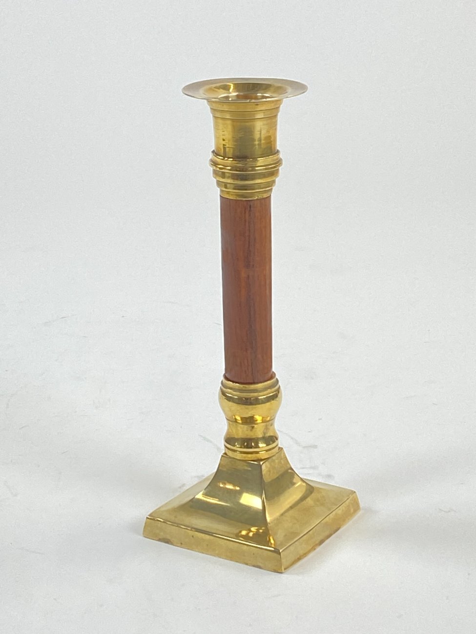 DN0164-zvakides-4 Žvakidė iš žalvario ir medžio 7x7x18,5 cm