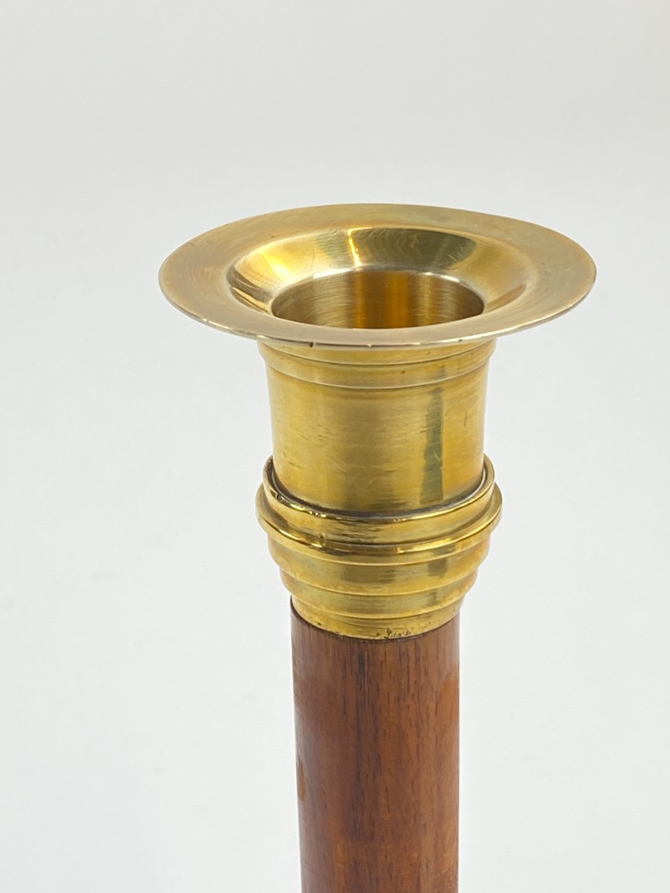 DN0164-zvakides-8 Žvakidė iš žalvario ir medžio 7x7x18,5 cm