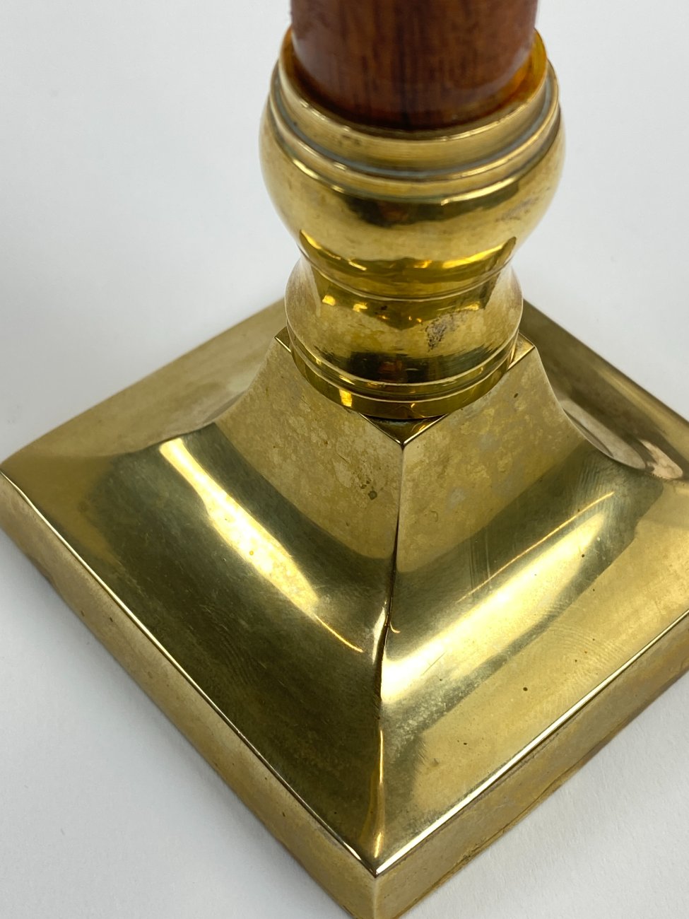 DN0164-zvakides-9 Žvakidė iš žalvario ir medžio 7x7x18,5 cm