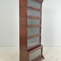 Raudonmedžio šešių dalių knygų spinta 43x86x210 cm