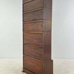 Raudonmedžio šešių dalių knygų spinta 43x86x210 cm