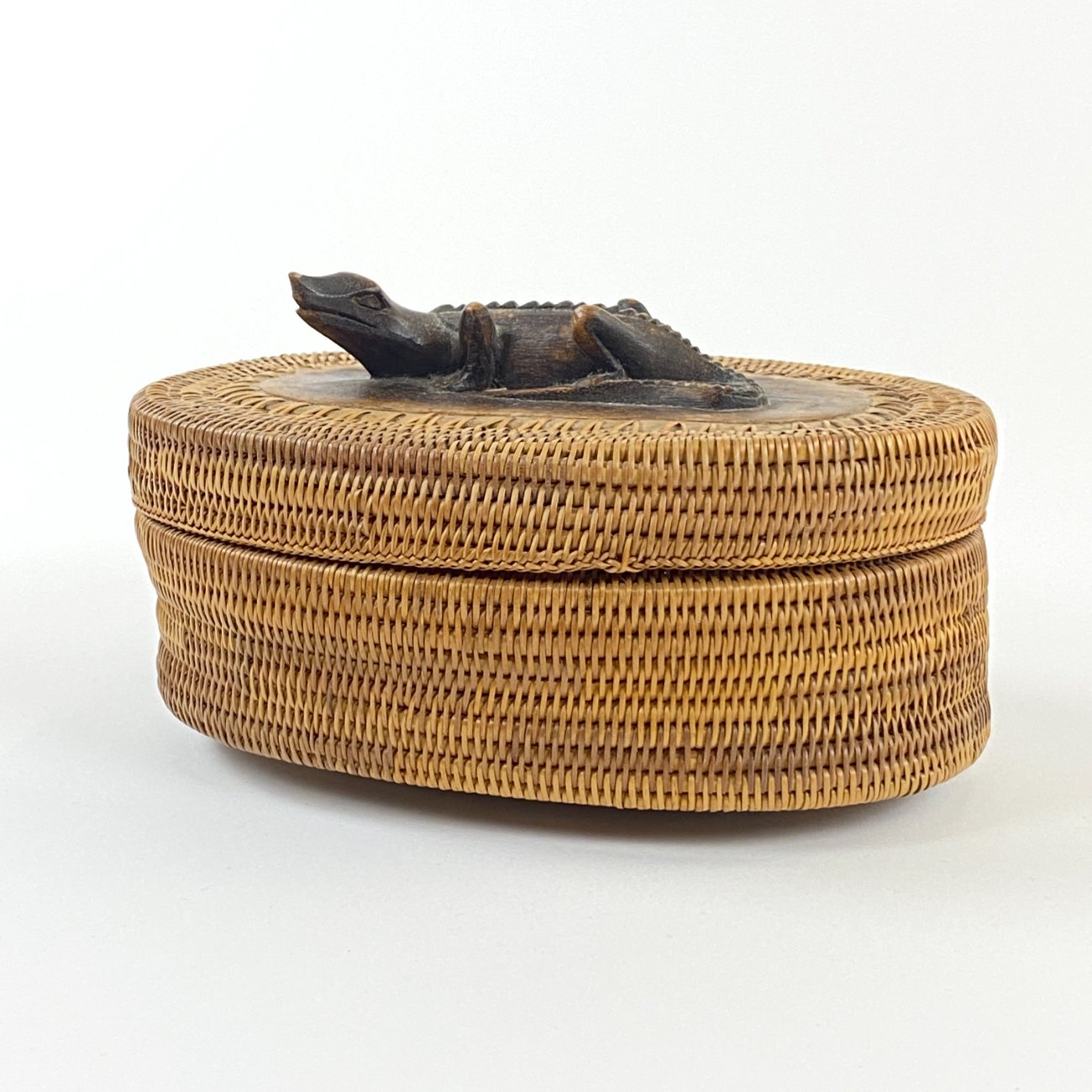 DN0168-dezutes-0 Pinta ovali dėžutė su driežo figūra 12,5x17x10 cm