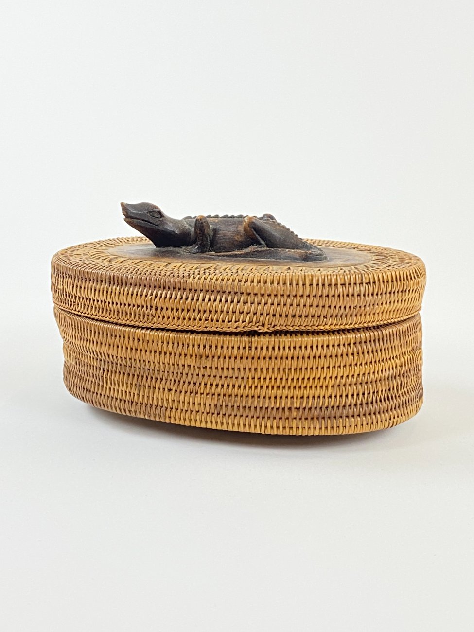 DN0168-dezutes-1 Pinta ovali dėžutė su driežo figūra 12,5x17x10 cm