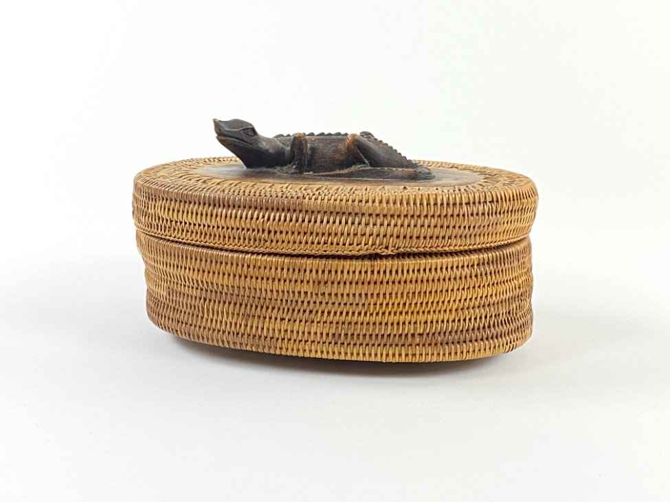 DN0168-dezutes-2 Pinta ovali dėžutė su driežo figūra 12,5x17x10 cm