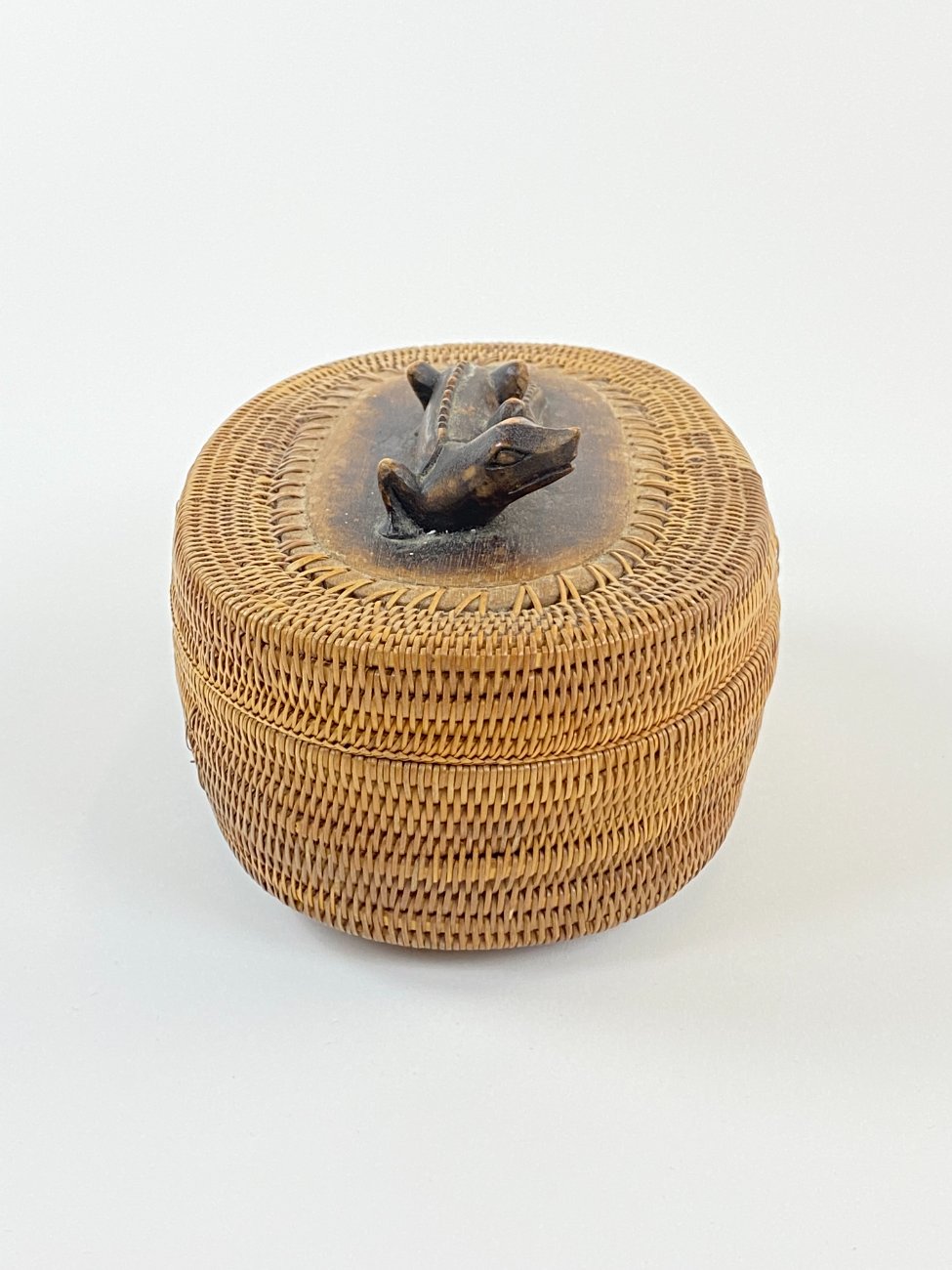 DN0168-dezutes-3 Pinta ovali dėžutė su driežo figūra 12,5x17x10 cm