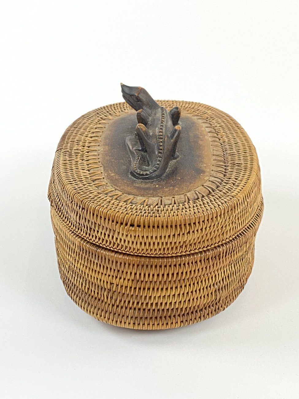 DN0168-dezutes-4 Pinta ovali dėžutė su driežo figūra 12,5x17x10 cm