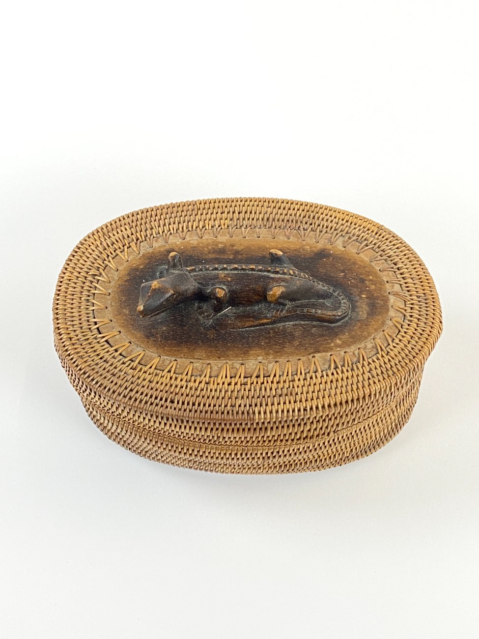 DN0168-dezutes-5 Pinta ovali dėžutė su driežo figūra 12,5x17x10 cm