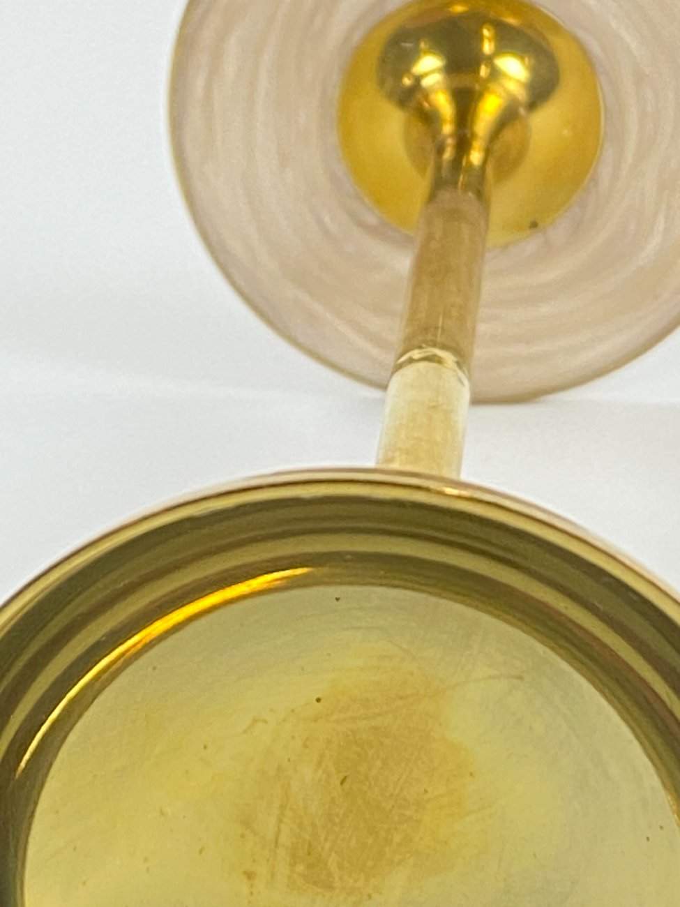 DN0169-zvakides-6 Žalvarinė žvakidė su perlamutriniu epoksido pagrindu 7,5×7,5×20 cm