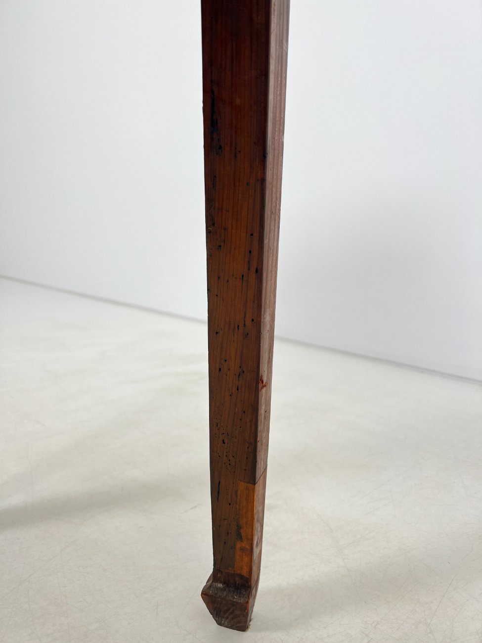 DN0179-stalai-16 Rytietiška medinė drožinėta konsolė 42×128,5×81 cm